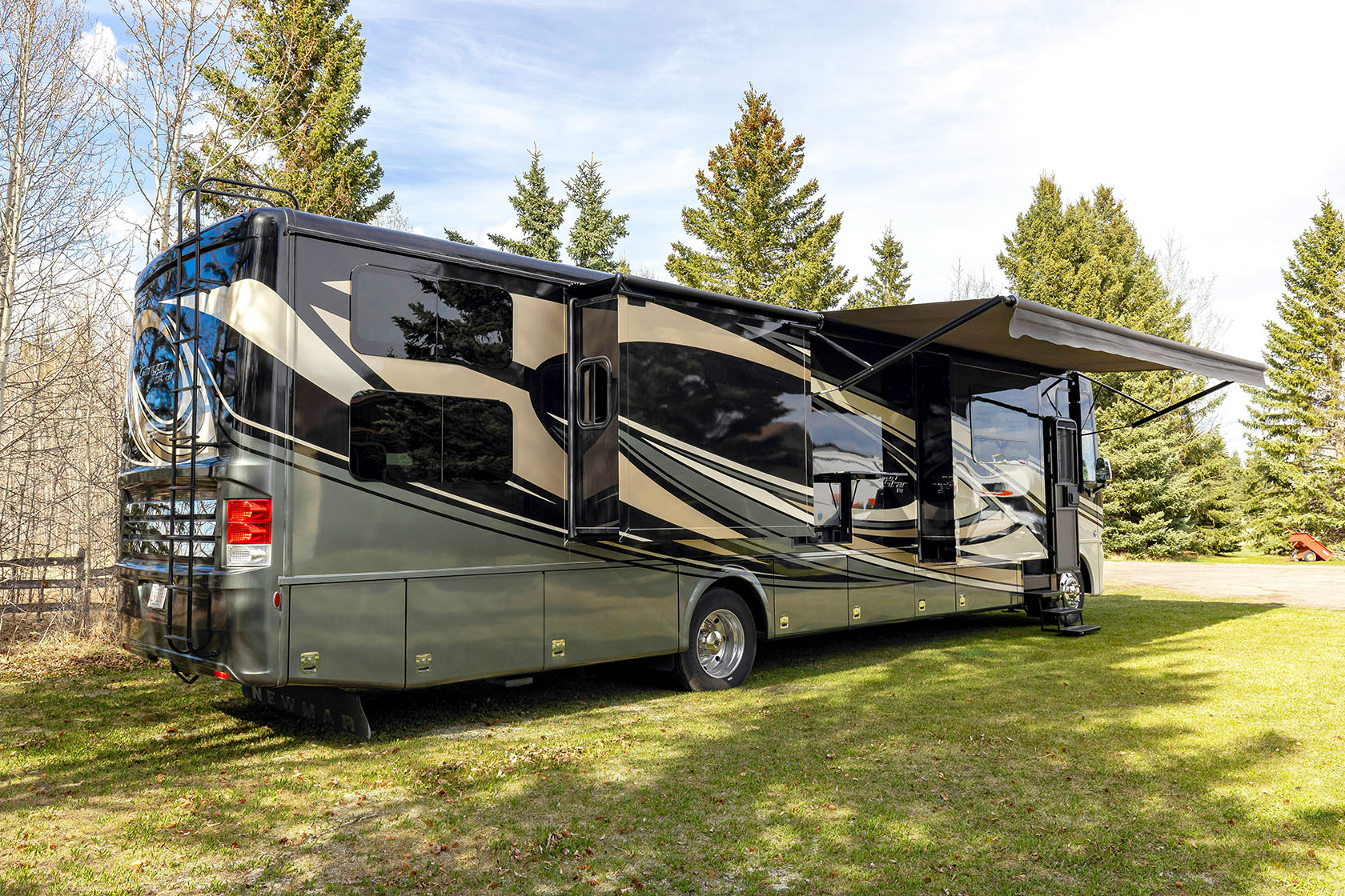 Application of 12V 100Ah RV lithium ion battery in Class A motorhomes.